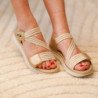 Sandalias doradas planas cómodas para mujer 23K1688