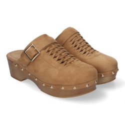 Zuecos de tacón y plataforma pala hebilla y tachuelas mujer color camel DB-3241
