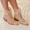 Botines tacón medio estilo campero para mujer calados color beige YZ24-105