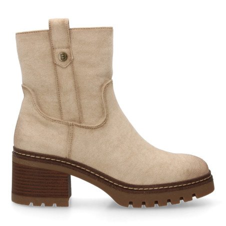 Botines con suela dentada, detalles de costura y doble tirador con diseño moderno y elegante.