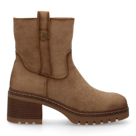 Botines con suela dentada, detalles de costura y doble tirador con diseño moderno y elegante.
