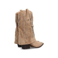 Botas camperas caña vuelta y tachuelas de mujer color beige