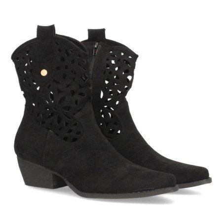 Botines camperos tacón medio calados de mujer color negro A-5747