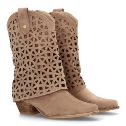 Botas caladas estilo camperas de mujer color beige A-5610