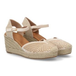 Sandalias de mujer con cuña en yute hebilla adornos metalicos color beige MT-130